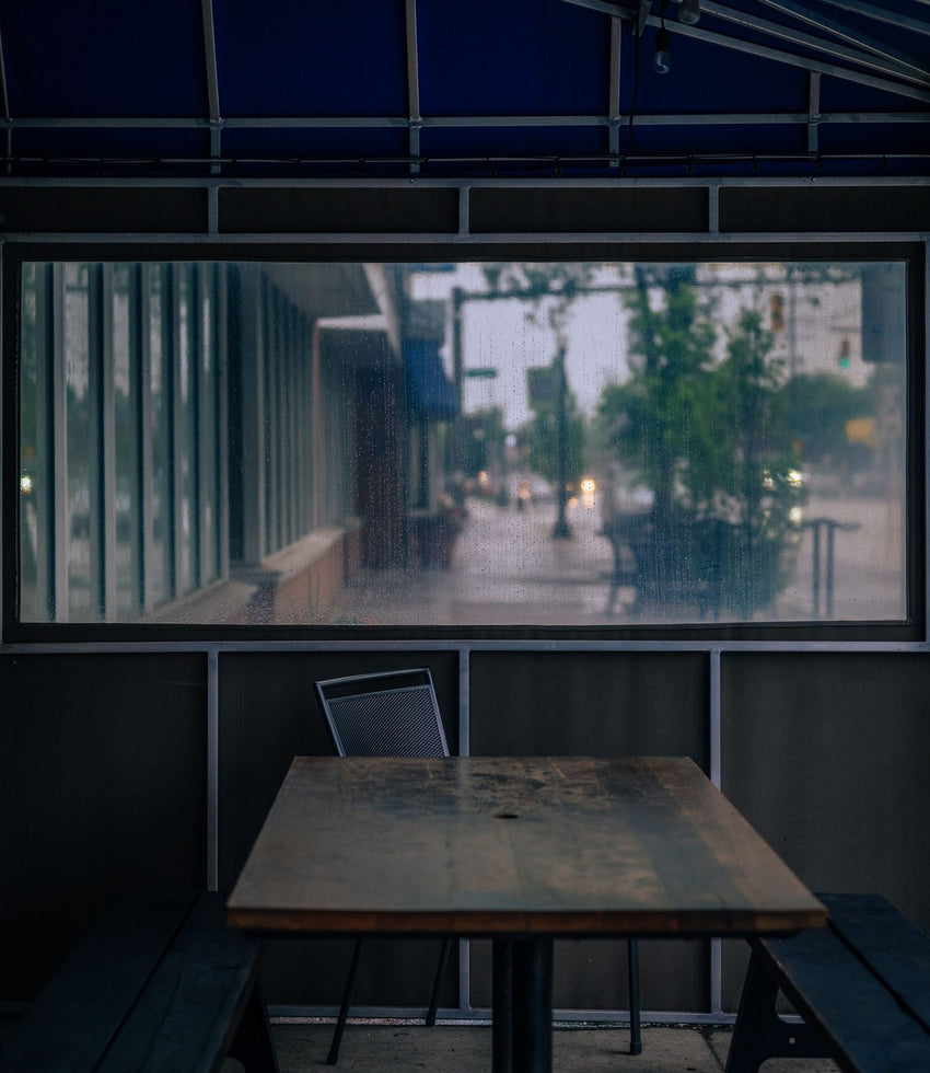 Ventana de café con lluvia
