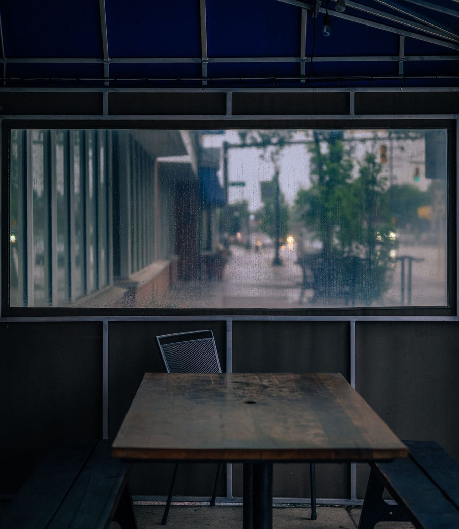 Ventana de café con lluvia
